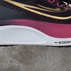 Nike Zoom Fly 5 Black Metallic Gold Fireberry Womens DM8974-004. Womens Size 9